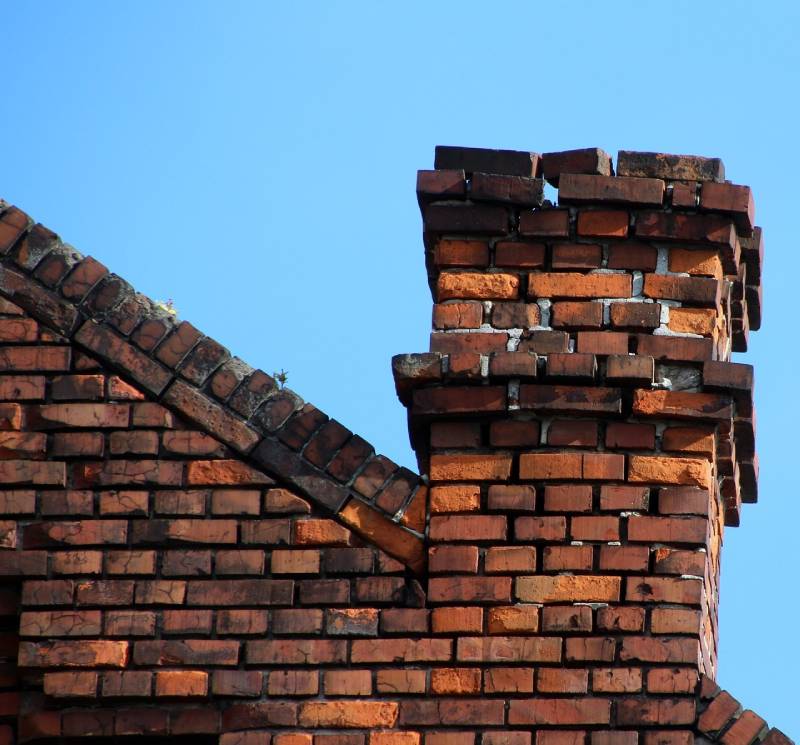 Damaged chimney on an Hollywood home showing cracks and missing mortar